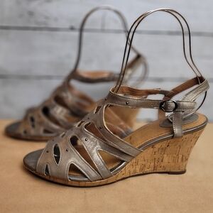 Clarks Artisan Leather Sandals Women’s 9 Cork Wedge Silver Stud Strappy Metallic